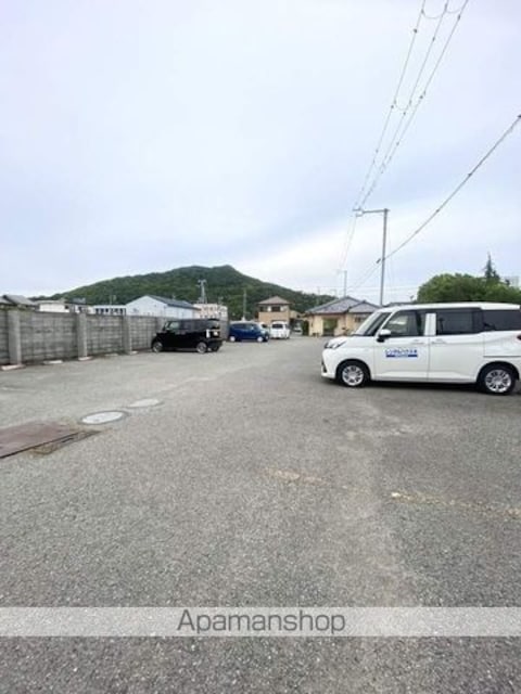 和歌山県和歌山市布引[1K/30.03m2]の駐車場2