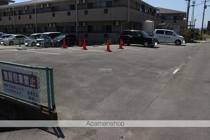 メゾンエル御幸[1R/20.09m2]の駐車場