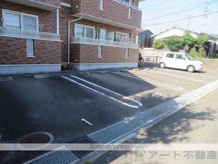 愛媛県松山市正円寺２丁目[1R/32.9m2]の駐車場1