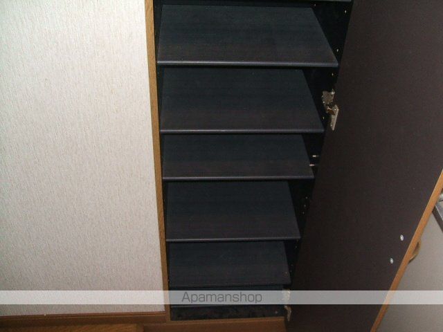 8LEAVESの内装写真