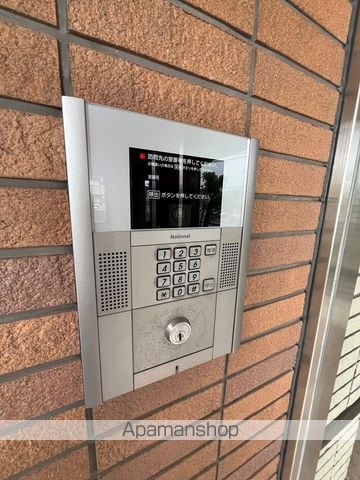 リブ荒池の玄関写真