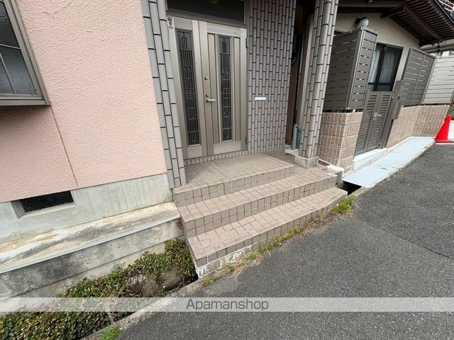 近鉄難波・奈良線 瓢箪山駅 徒歩20分 3階建 築36年の玄関写真