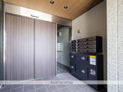和歌山県和歌山市鷹匠町２丁目[2LDK/63.57m2]のエントランス1