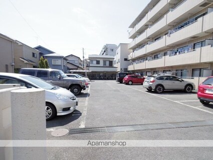 グランドハイツ武蔵野[2LDK/49m2]の駐車場