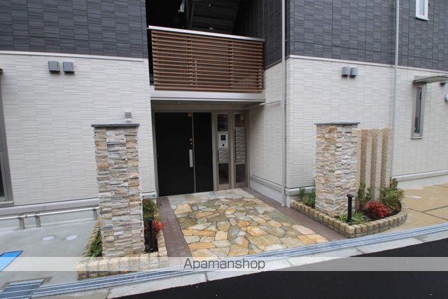 レセンテ淀川の玄関写真