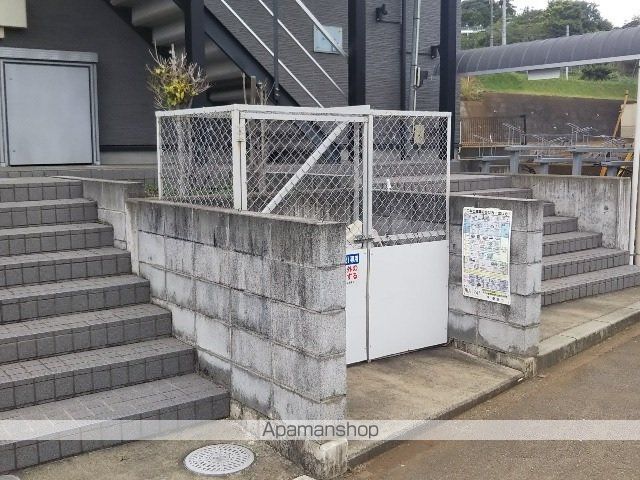 レオパレスカメリアIIIの玄関写真