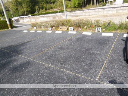 グランドハイツ柴原[1R/20.52m2]の駐車場