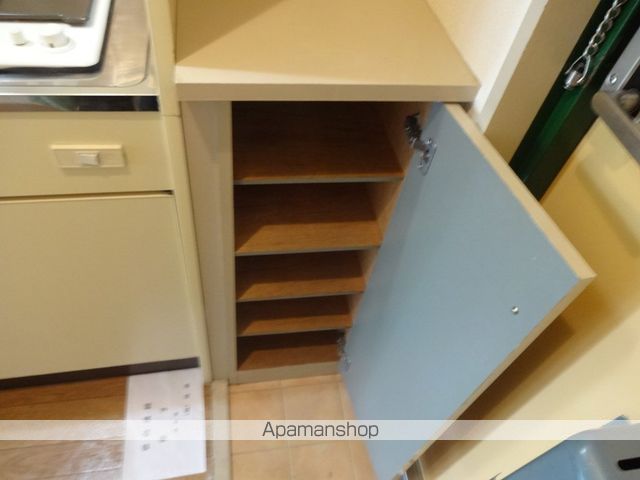 ロータリーマンション出口の内装写真