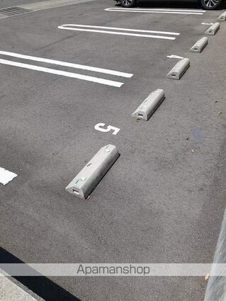 メゾン　コンソラトゥールＡ[1LDK/47.08m2]の駐車場2