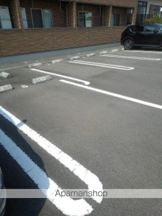 ヴィラ・グウルドイル[1R/32.94m2]の駐車場1