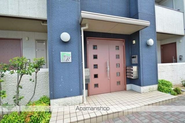 ウィスティリア B棟の玄関写真