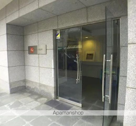 ドゥーエ新富町の玄関写真