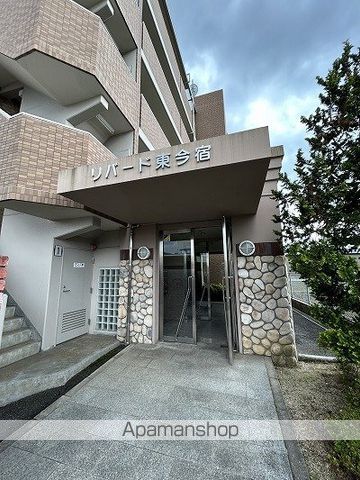 リバード東今宿の玄関写真