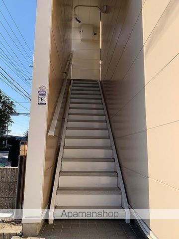 レオパレス臨港線の玄関写真
