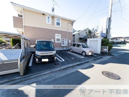 愛媛県松山市桑原１丁目[1LDK/46.09m2]の駐車場1