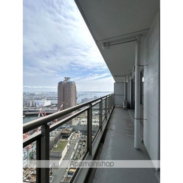 Ｗ　Ｃｏｍｆｏｒｔ　Ｔｏｗｅｒｓ　ＷＥＳＴ[2LDK/85.35m2]のバルコニー