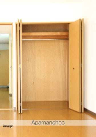 丘の上のマンションの内装写真
