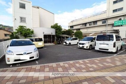 ヨシミマンション[2DK/43.2m2]の駐車場1