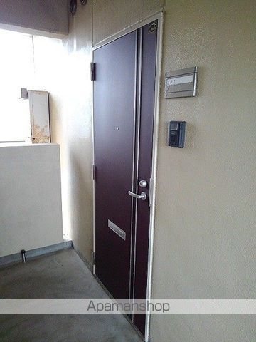 学校町ハイツの玄関写真