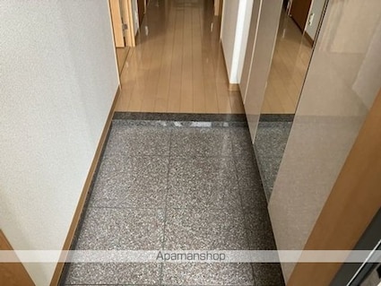 ドゥエル若草[4LDK/89.54m2]の玄関
