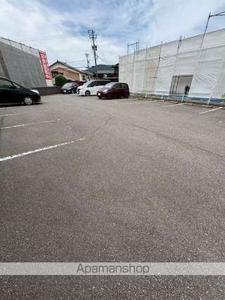 コモド３６０[2LDK/58.81m2]の駐車場