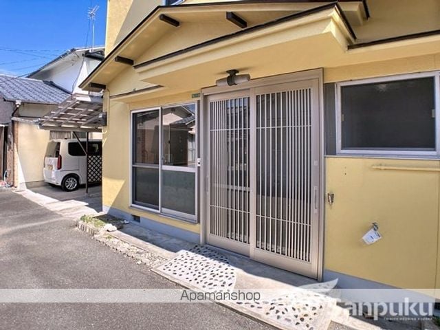 松山市 2階建 築52年の玄関写真