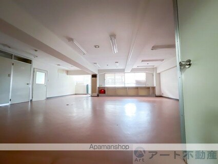 サクラメントハイツ（テナント）[1R/104.3m2]のリビング・居間
