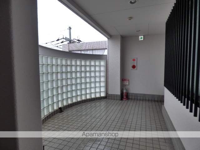 イーストヒルズ東香里の玄関写真