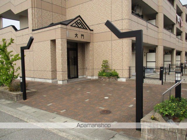 富山地鉄富山市内線 南富山駅前駅 徒歩11分 3階建 築17年の玄関写真