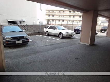 ブライトンコート中万々[2LDK/55.8m2]の駐車場
