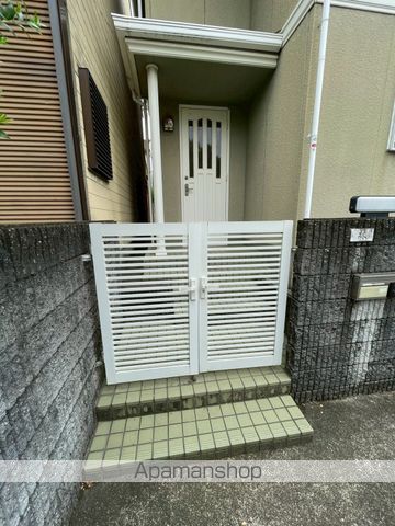 近鉄京都線 伊勢田駅 徒歩5分 2階建 築35年の玄関写真