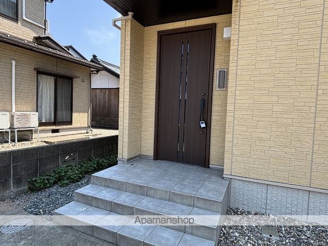 福井市 2階建 築9年の玄関写真