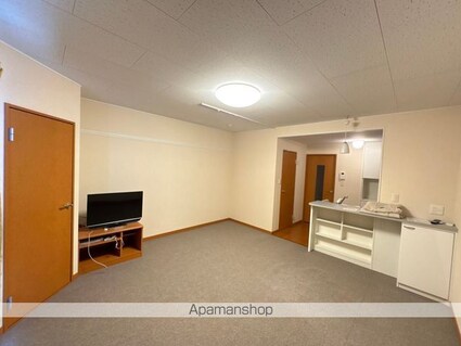 レオパレスＫＯＭＯＴＯ足利[1K/31.05m2]のリビング・居間2