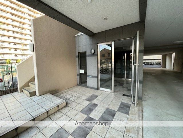 クエスト西大路の玄関写真