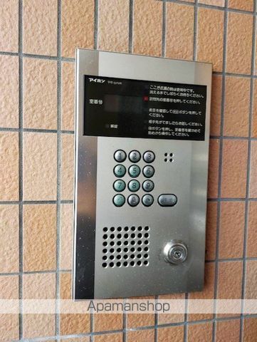 長浜市 3階建 築24年の玄関写真