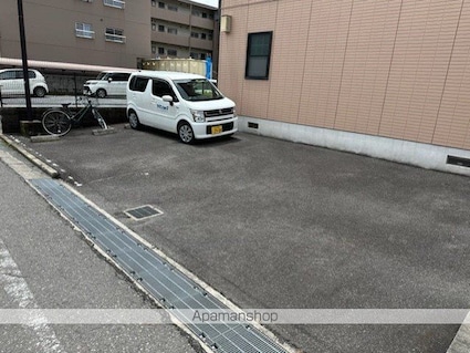 ファミールコート[2DK/44m2]の駐車場