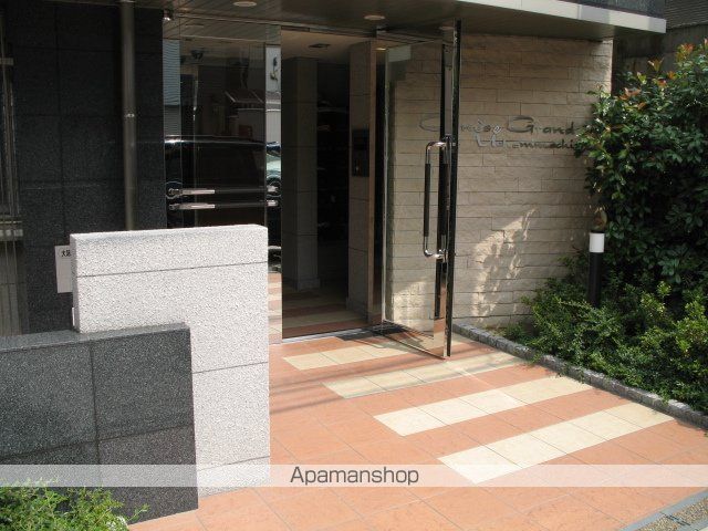 ジュネーゼグラン上本町の玄関写真
