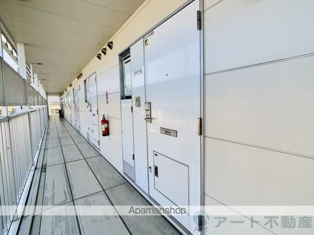 レオパレスサンホワイト枝松の玄関写真