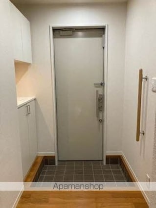 和歌山県和歌山市岡山丁[2LDK/57.55m2]の玄関