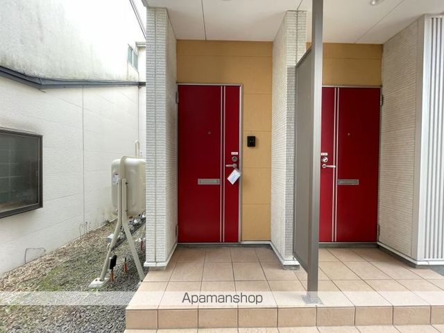 ラルージュコートの玄関写真
