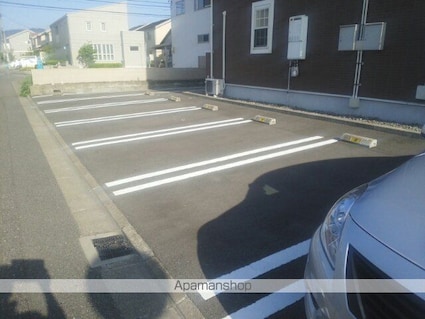 サン・バーディ[1R/32.9m2]の駐車場