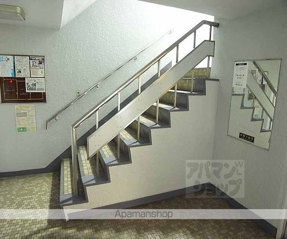 シャトレ西陣の玄関写真