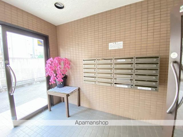 IKI本館ビルの玄関写真
