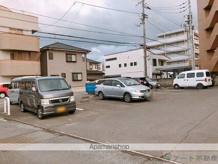 モーメント枝松（テナント）[1R/33m2]の駐車場2