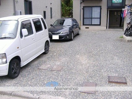 フォーブル小沢[2K/36.3m2]の駐車場