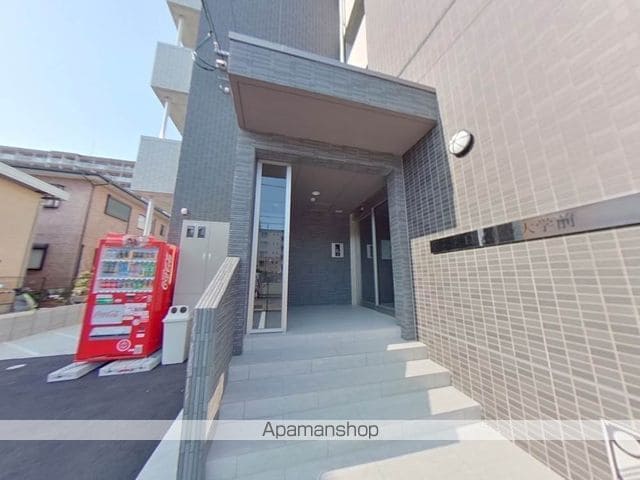 LUZ県立大学前の玄関写真