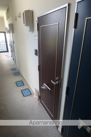 ロイヤルヒルズ駅南の玄関写真