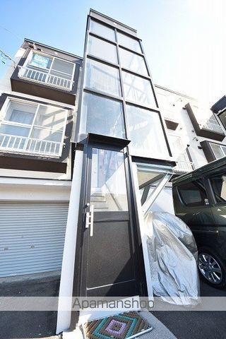 クリスタル参番館の玄関写真