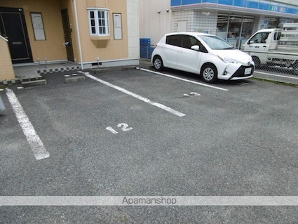 ホワイトキャッスル南小泉１２番館[1K/22.3m2]の駐車場