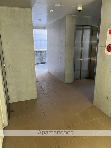 シャルマン若松の玄関写真